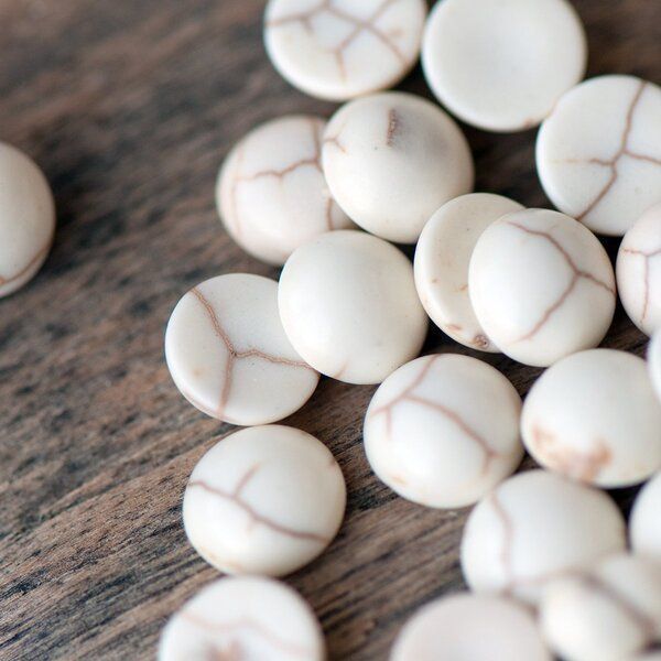 кабошон бирюза синтетическая, круглый, цвет античный белый, 8x4 мм