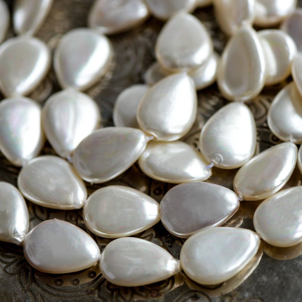 ракушечный жемчуг капля плоская, цвет сливочно-белый/радужный, 18x13x4 мм