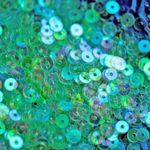 пайетки плоские, прозрачный радужный с зеленым оттенком, 4 мм