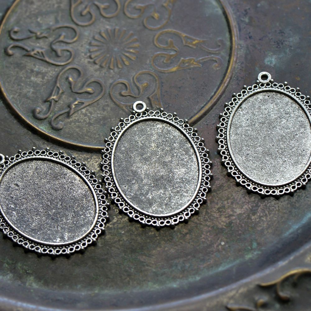 для кабошона размером 40х30 мм.