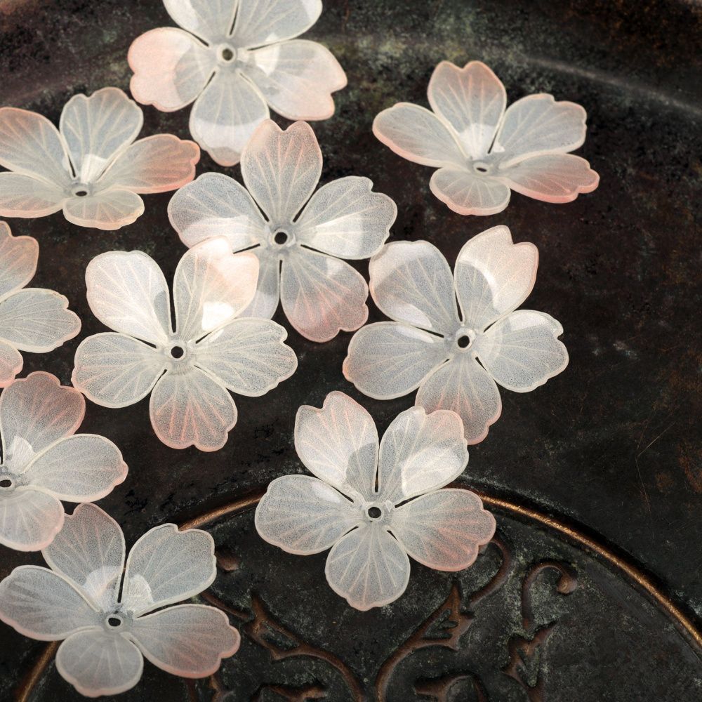 бусина, акрил "цветок сливы", цвет кремовый/молочный, 28x28x8-10 мм