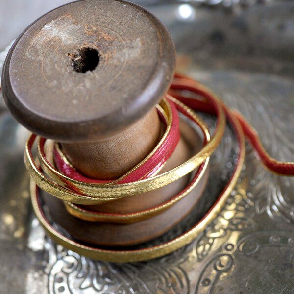 шнур, имитация кожи, плоский, цвет красный/золото, 3х1 мм