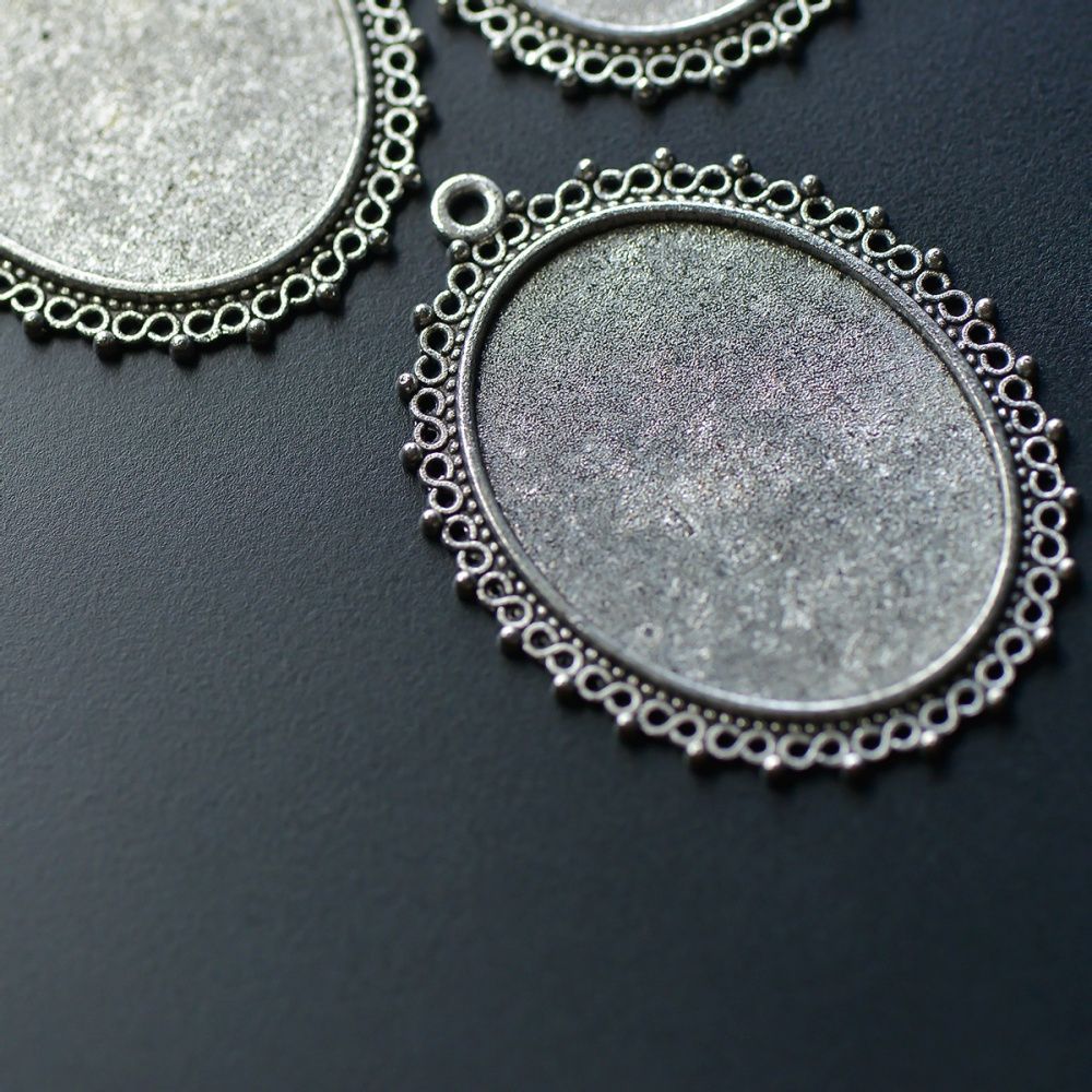 для кабошона размером 40х30 мм.