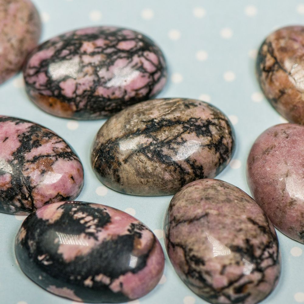 кабошон родонит овальный, цвет черно-розовый, 25х18х7мм