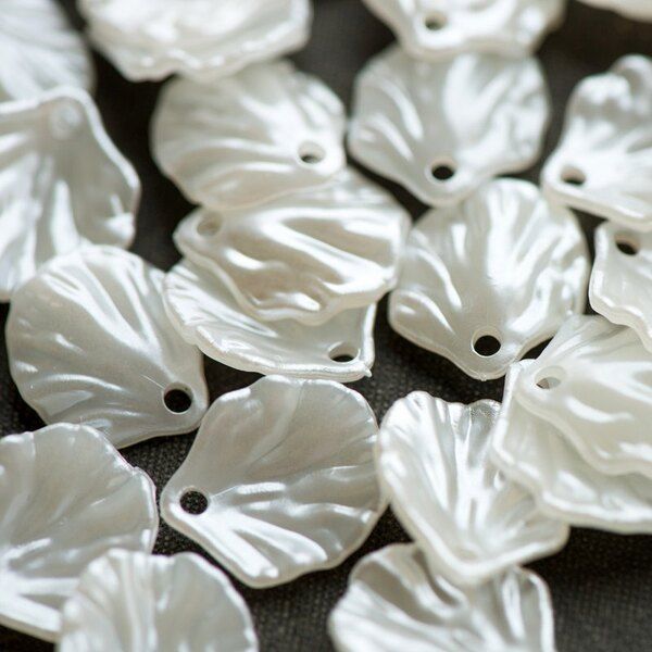 подвеска акрил "жемчужный лепесток", цвет айвори, 17x15x4.5 мм