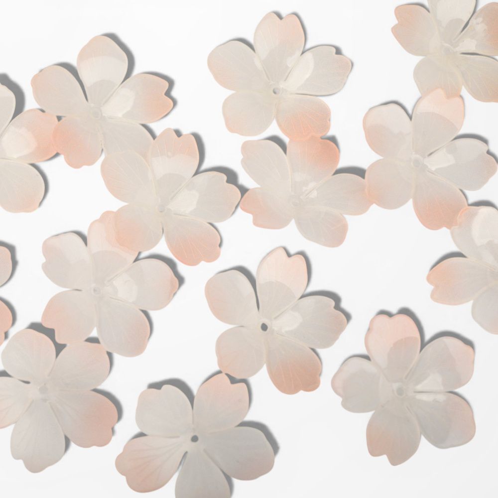 бусина, акрил "цветок сливы", цвет кремовый/молочный, 28x28x8-10 мм