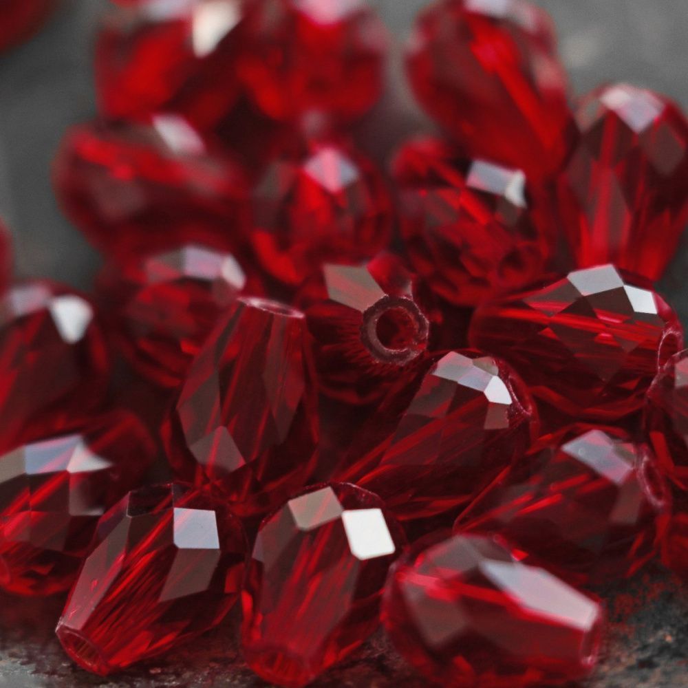 бусина "капля", граненая, стекло, цвет темно-красный, 8х6 мм