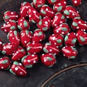 Бусина, Лэмпворк "Клубничка с листиками", стекло, цвет красный, 10-13x8-10 мм