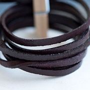 Шнур кожаный, плоский, цвет темно-коричневый с краснинкой, 3х2 мм