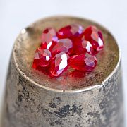 Бусина "Капля", граненая, стекло, цвет красный радужный, 6х4 мм