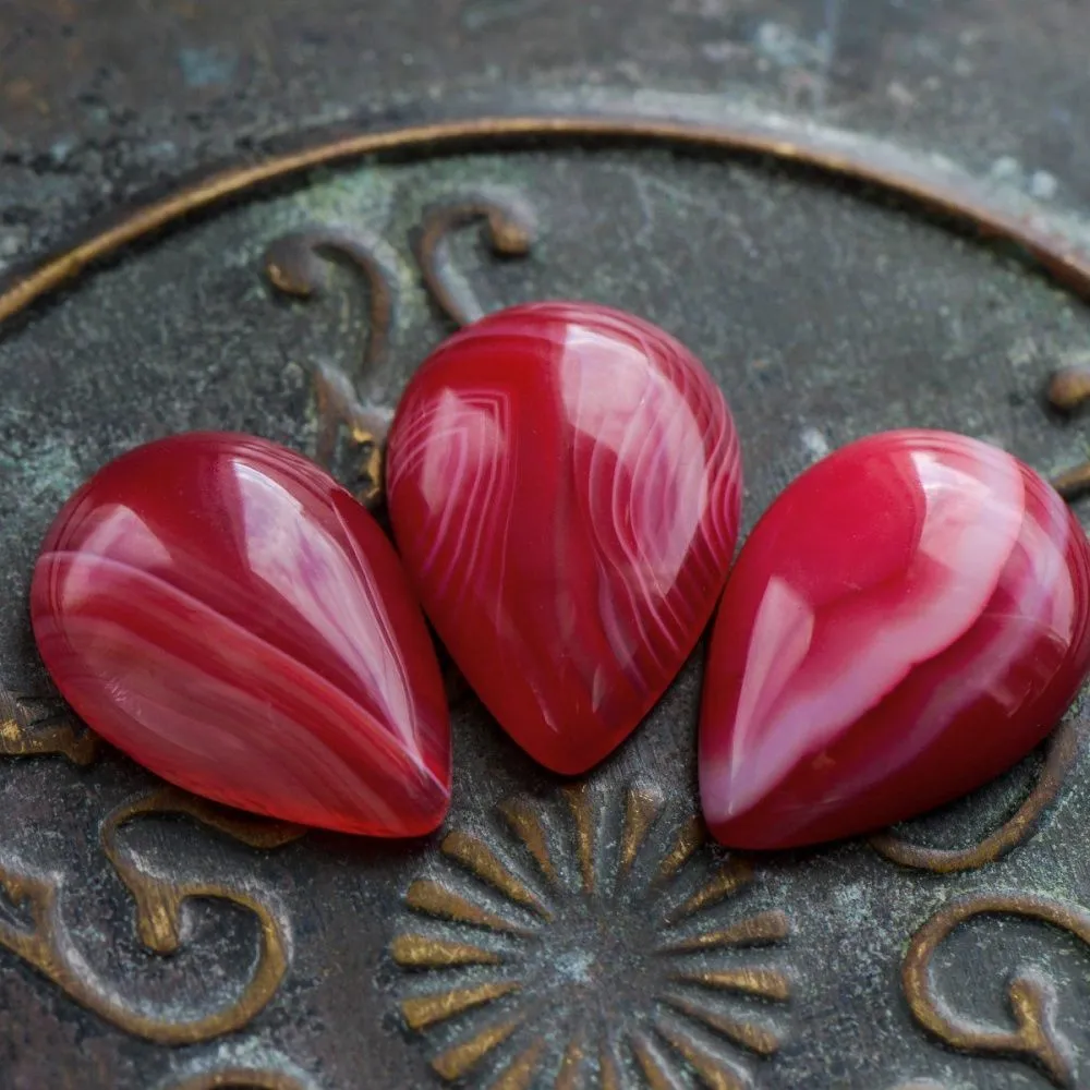 кабошон агат каплевидный, полосатый, цвет малиновый, 25x18x6-7 мм