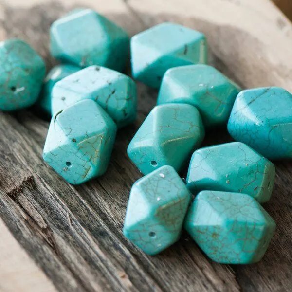 бусина говлит (хаулит) "бочонок", граненая, цвет античный голубой, 18х16 мм