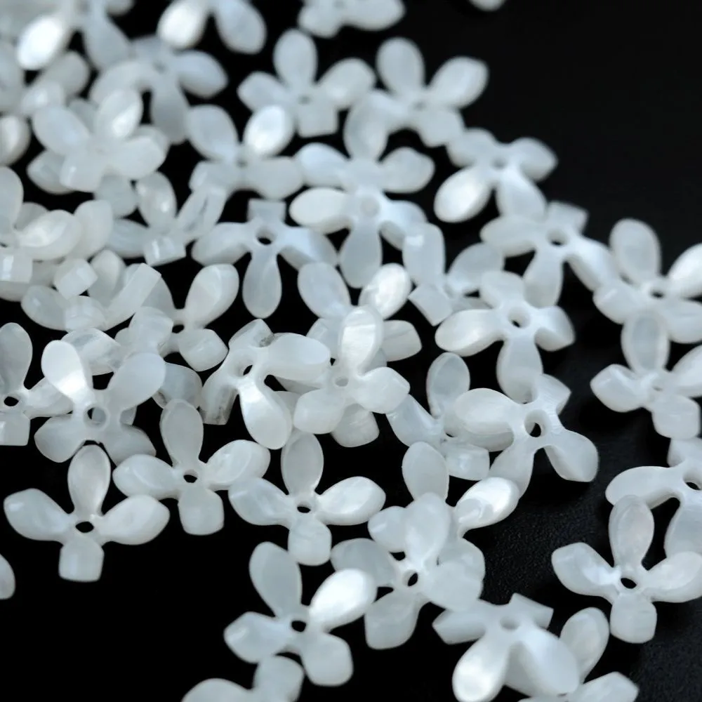 бусина, смола "сирень", цвет белый перламутр, 13x13x3 мм